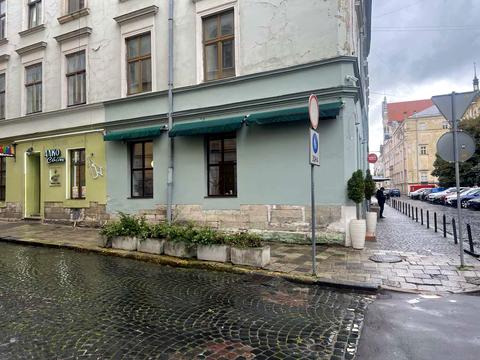 комерційна за адресою Театральна вул., 20