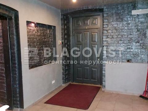 комерційна за адресою Десятинна вул., 7