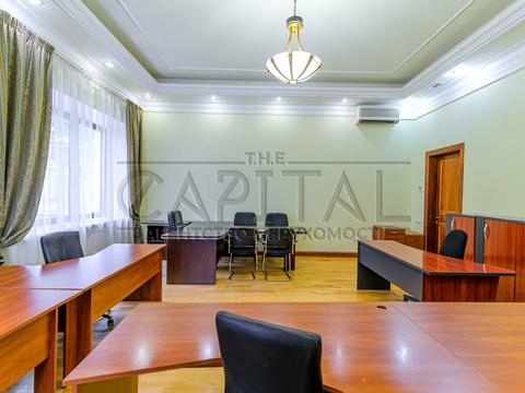 комерційна за адресою Липська вул., 10