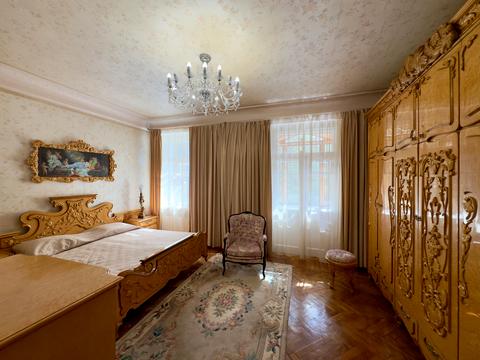 квартира за адресою Євгена Коновальця пров. (Урицького), 4