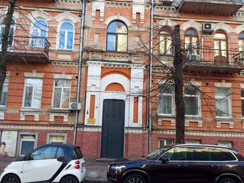 комерційна за адресою Десятинна вул., 7