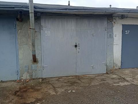 комерційна за адресою Будівельників вул., 1