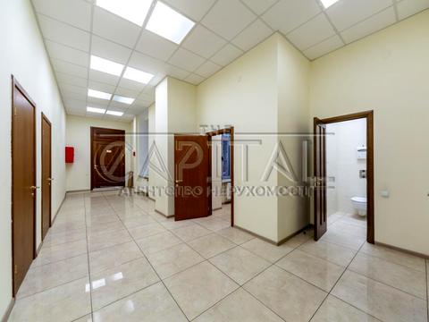 комерційна за адресою Володимирська вул., 4