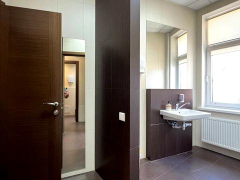 комерційна за адресою Володимирська вул., 40