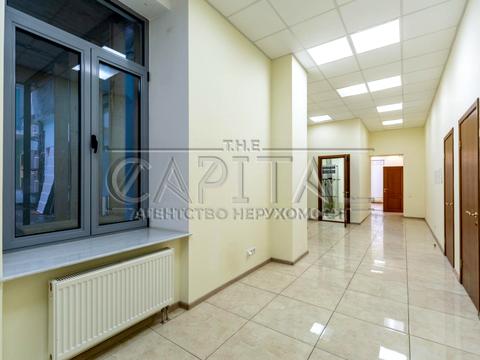 комерційна за адресою Володимирська вул., 4