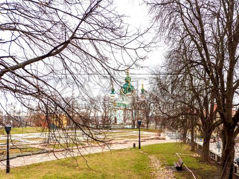 комерційна за адресою Володимирська вул., 4