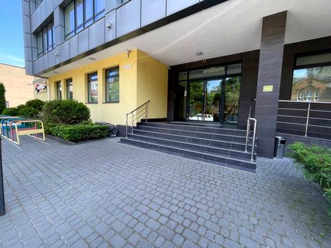 комерційна за адресою Кам'янецька вул., 1а