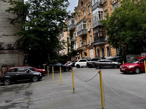 комерційна за адресою Саксаганського вул., 28