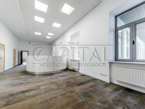 комерційна за адресою Володимирська вул., 4