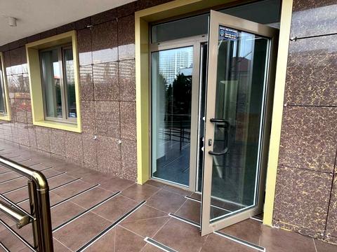 комерційна за адресою Літературна вул., 8