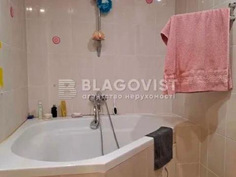 квартира за адресою Анни Ахматової вул., 13