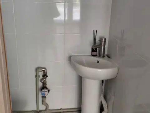 комерційна за адресою Березинська вул., 20