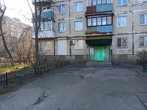 комерційна за адресою Празька вул., 32