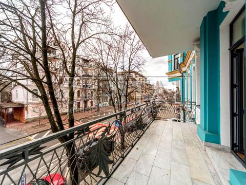 комерційна за адресою Володимирська вул., 4