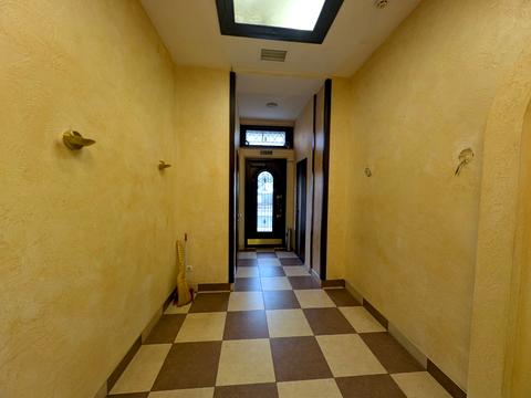 комерційна за адресою Квітнева вул., 4