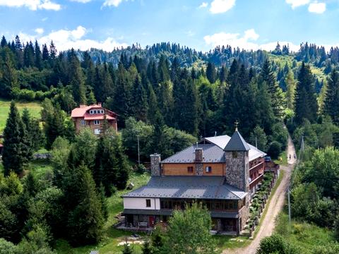 коммерческая по адресу Устияновича вул., 1