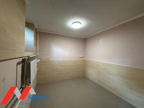 комерційна за адресою Леонтовича вул., 7