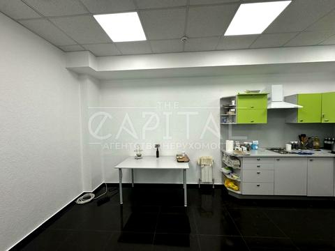комерційна за адресою Паркова вул., 4