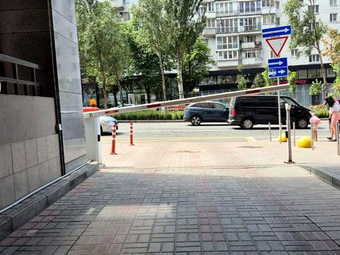 комерційна за адресою Лесі Українки бульв., 7-Б