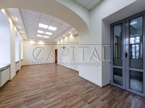 комерційна за адресою Володимирська вул., 4