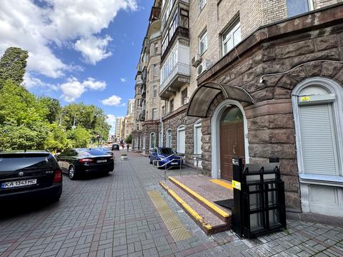 коммерческая по адресу Михаила Грушевского ул., 34/1