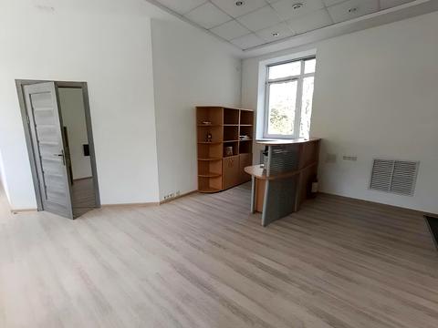 комерційна за адресою Інститутська вул., 28
