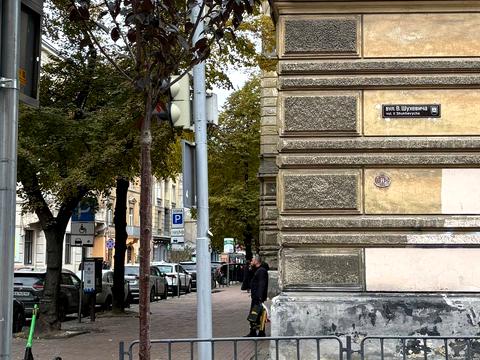 комерційна за адресою Володимира Шухевича вул., 7