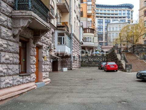 комерційна за адресою Лютеранська вул., 8