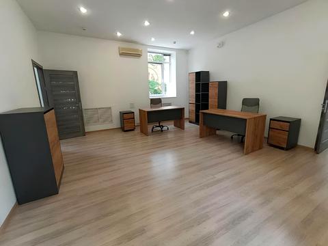 комерційна за адресою Інститутська вул., 28