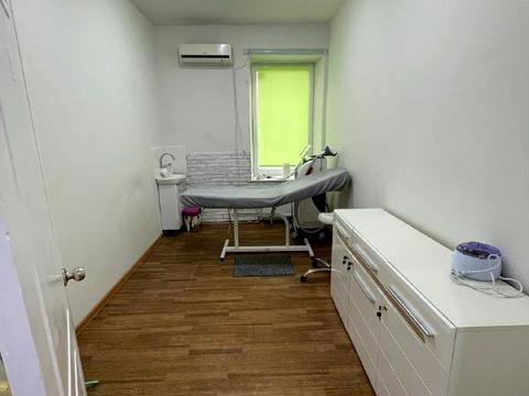 комерційна за адресою Левка Лук'яненка вул. (Василя Жуковського), 1