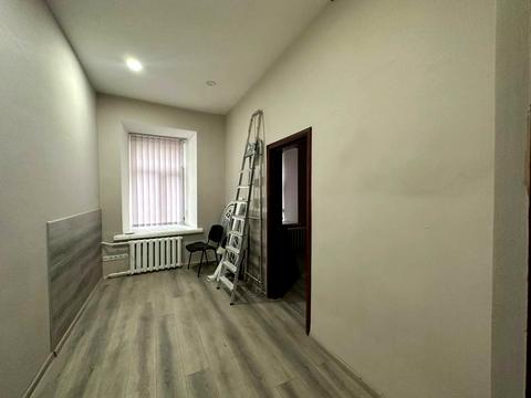 комерційна за адресою Михайлівська пл., 1