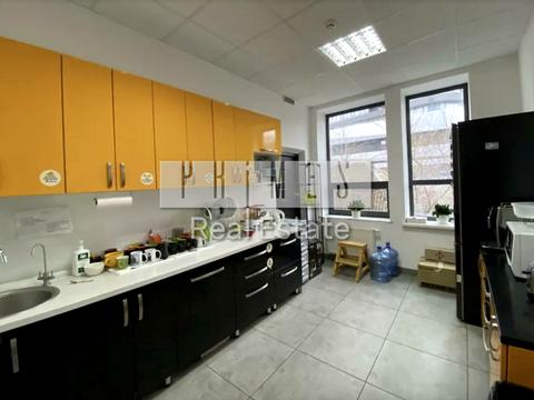 комерційна за адресою Красилівська вул., 5