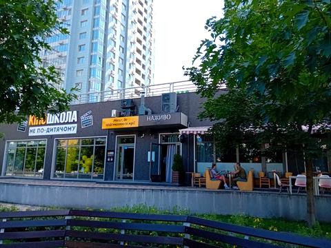 комерційна за адресою Дніпровська набережна вул., 14