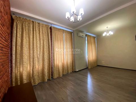 комерційна за адресою Воздвиженська вул., 42