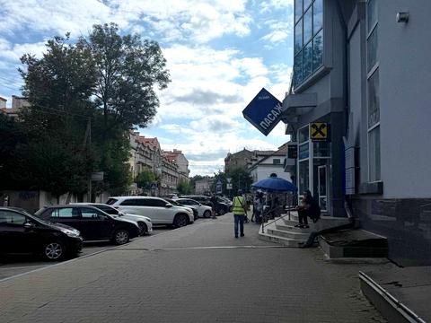 комерційна за адресою Тичини вул., 1