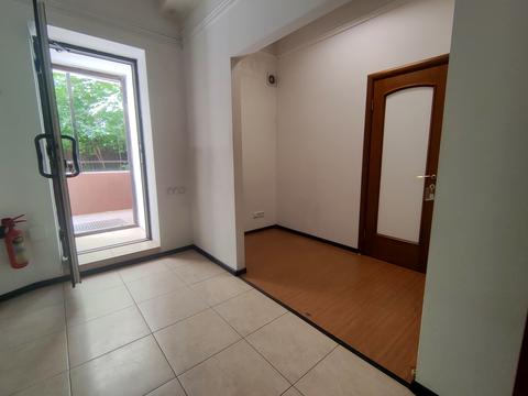 комерційна за адресою Кропивницького вул., 18