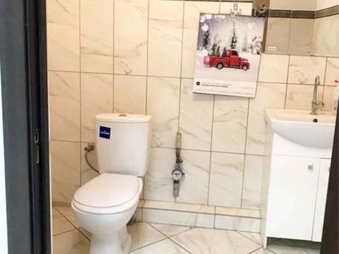 комерційна за адресою Зарічанська вул., 3/1