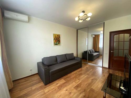квартира за адресою Сім'ї Кульженків вул. (Петра Дегтяренка), 33