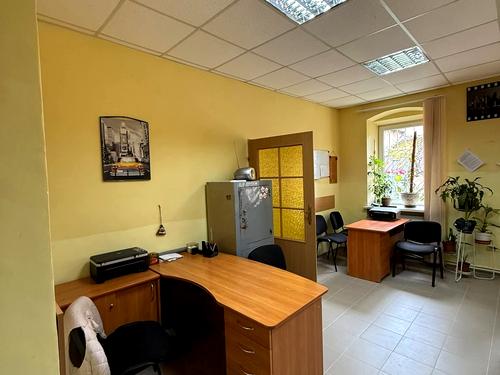 комерційна за адресою Корятовича пл., 15