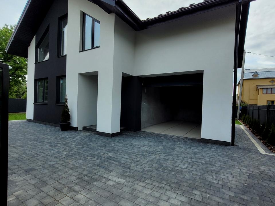1835215205868429