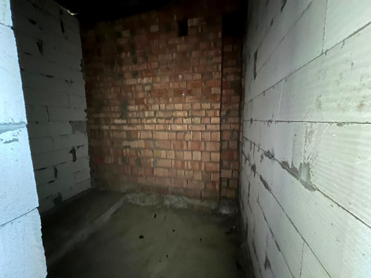 1842438761644100