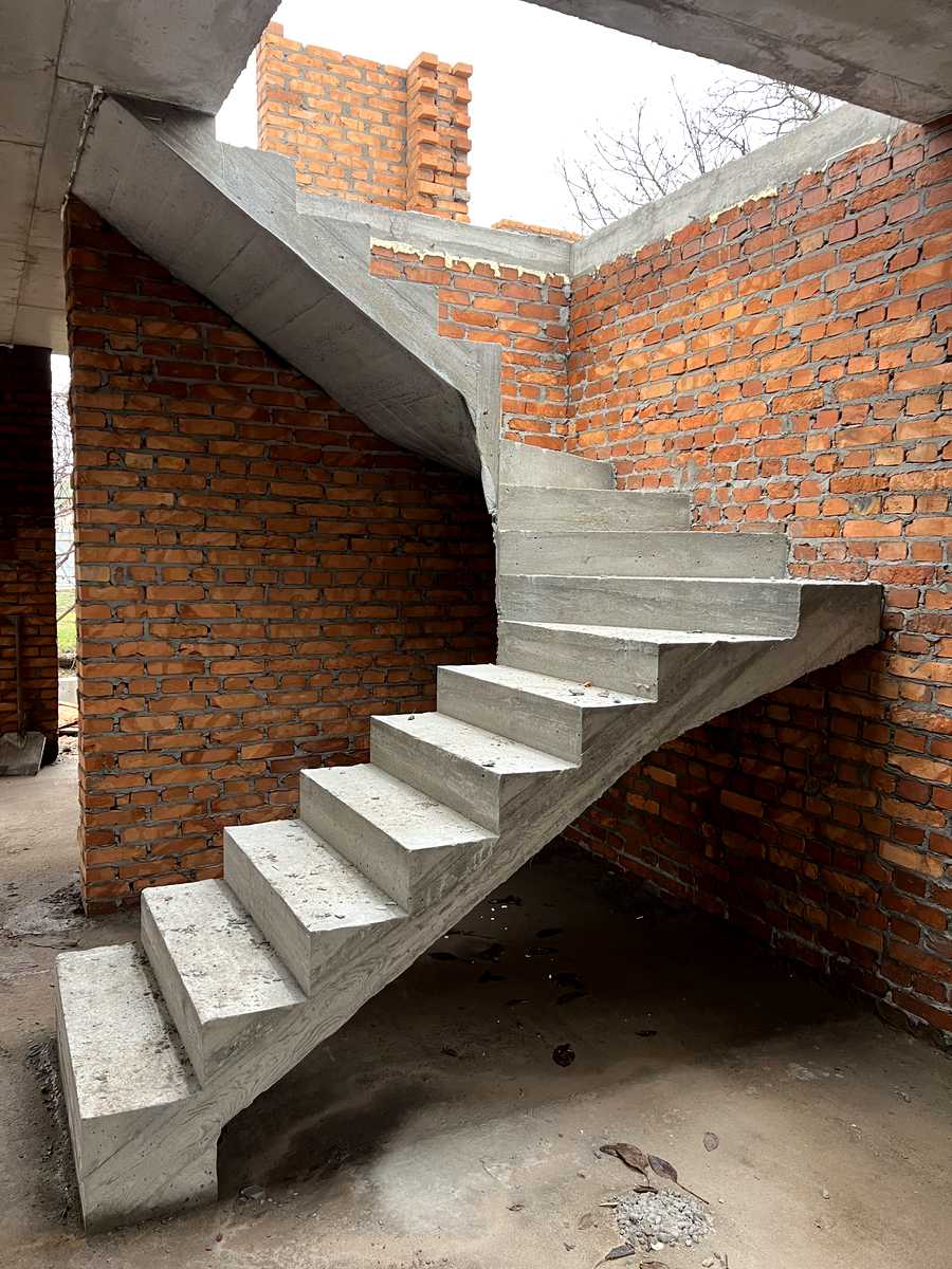 1850019304556100
