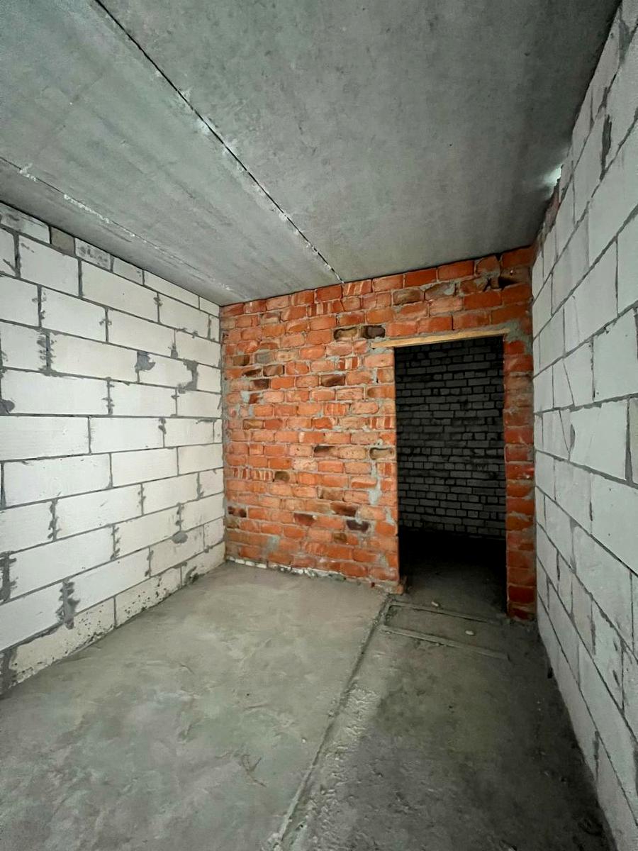 1838358947352200