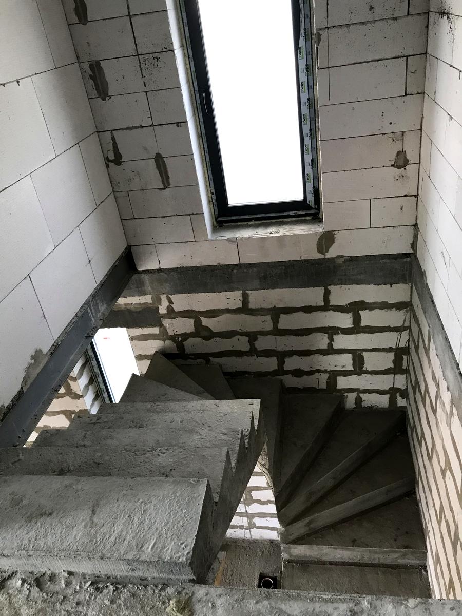 1832918043388226