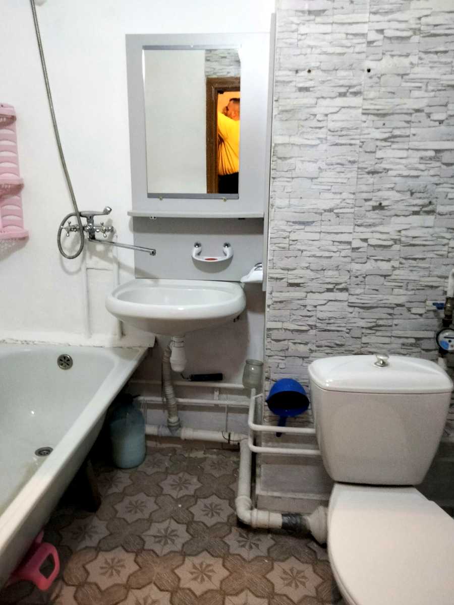 1830635600756257