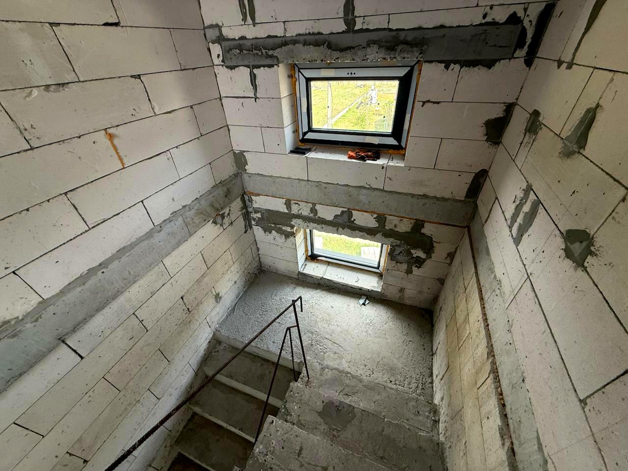 1831454032810295
