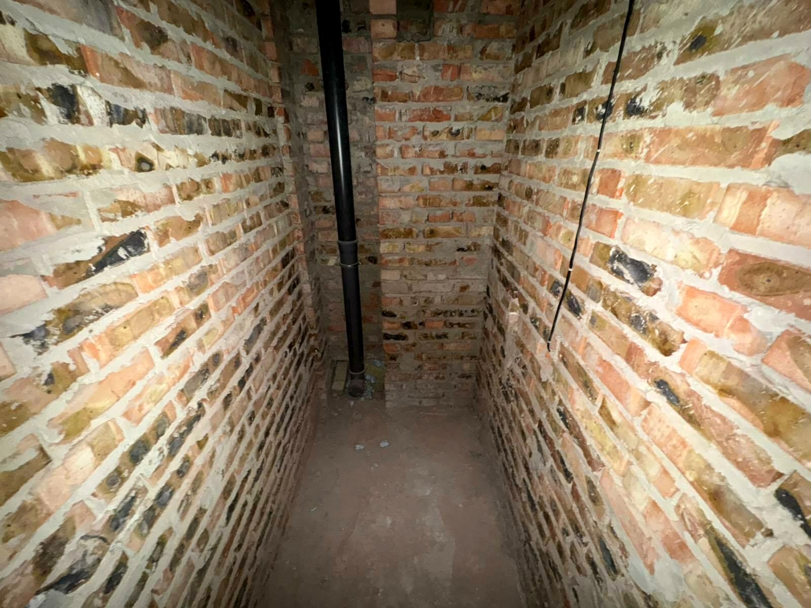 1833345562776317