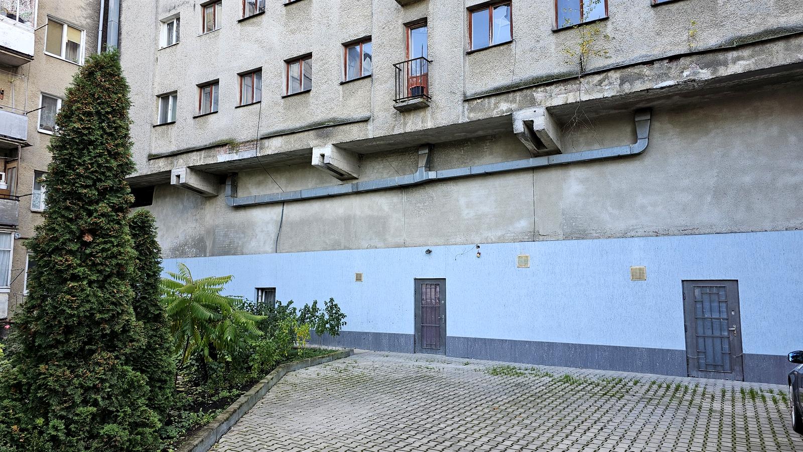 1846482468350360