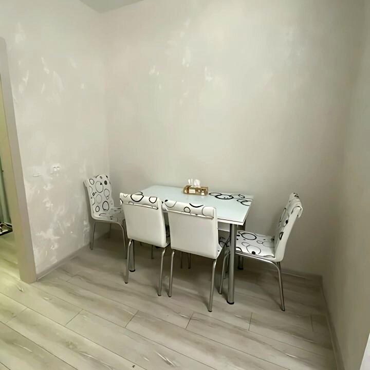 1835084737958616