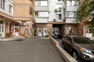 комерційна за адресою Миколи Амосова вул., 4